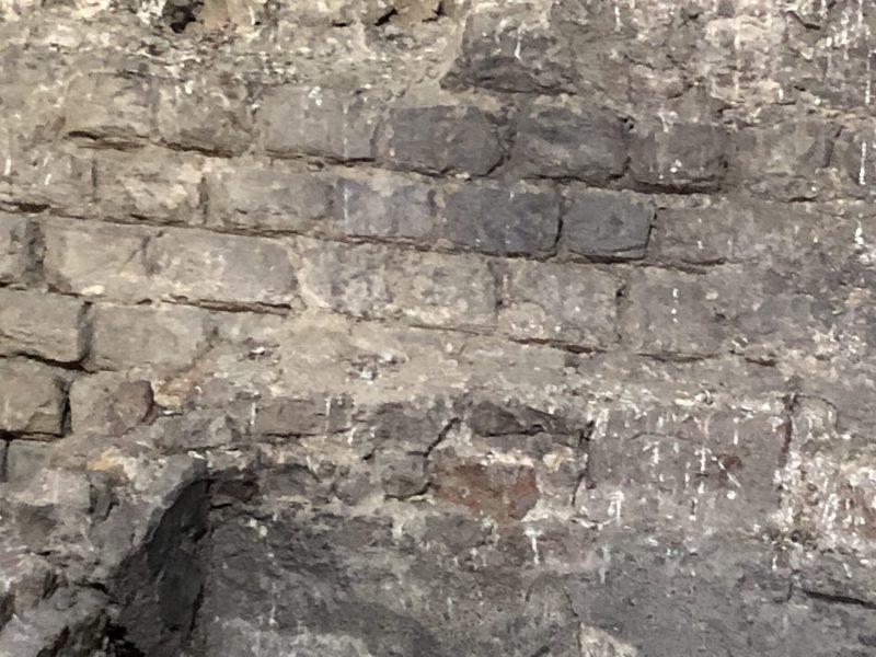 Römische Stadtmauer und mittelalterlicher Annoschacht durch Taubenkot verdreckt